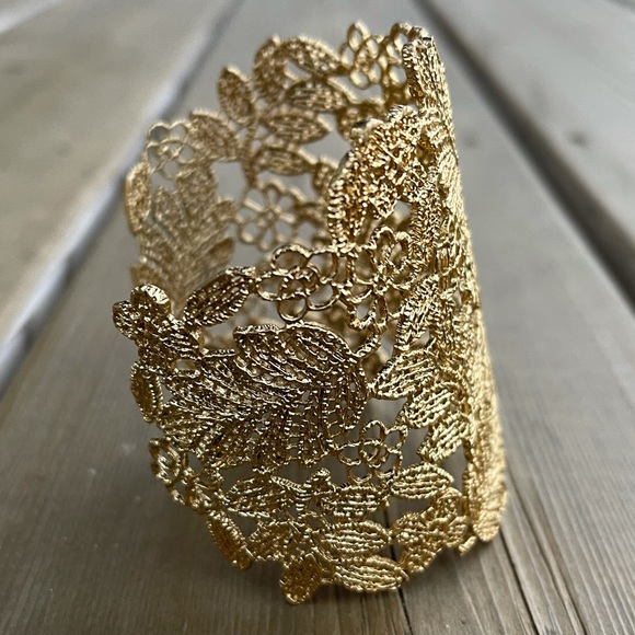 STELLA & DOT Chantilly Lace Cuff Gold Bracelet in Original Box - Picture 12 of 15